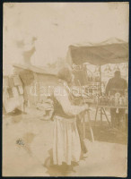 1910 Vándorcigány hegedül egy erdélyi vásáron, kartonra ragasztott, hátoldalon feliratozott fotó, 11×8 cm