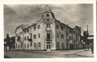 Balatonalmádi, Dohányipari dolgozók üdülője, útjelző tábla Keszthely és Alsóörs felé (apró lyukak / tiny pinholes)
