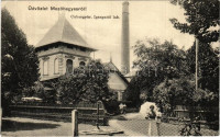 Mezőhegyes, Cukorgyár, igazgatói lak, hölgy kisbabával és napernyővel  (EK)