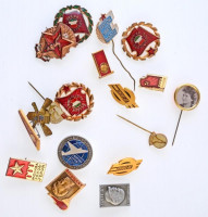 18db-os vegyes magyar és szovjet szocialista kitűző, jelvény, közte Lenin, Szocialista Brigád T:218pcs of mixed Hungarian and Soviet socialist badges, pins C:XF