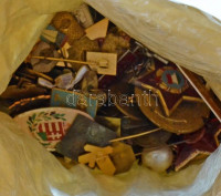 Több mint 1kg vegyes jelvény, kitűző, zseton és egyéb, többségében szocialista tétel, egy része rossz állapotban (tűhiány, zománchiba, stb.) + 1970. 'Felszabadulási Jubileumi Emlékérem' aranyozott, zománcozott Br kitüntetés
