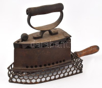 Régi vas vasaló fa fogantyúval, kissé rozsdás + fém talapzat fa fogantyúval, vasaló m: 20 cm, talapzat 35,5×14 cm