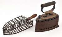 Régi vas vasaló fa fogantyúval, kissé rozsdás + fém talapzat fa fogantyúval, vasaló m: 20 cm, talapzat 35,5×14 cm
