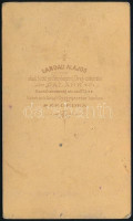 cca 1880 Női portré, keményhátú fotó Landau Alajos szegedi műterméből, 10,5×6 cm