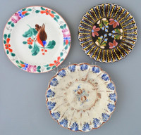3 db kerámia tányér, kézzel festettek, egyiken HMV Vékony jelzéssel, egyik erősen kopottas állapotban, d: 22 cm, 18,5 cm, 20,5 cm