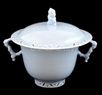 Herend jelzéssel áttört fedelű, halványkék porcelán cukortartó, áthúzott jelzéssel, hibátlan, d: 12,5 cm