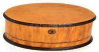 Biedermeier ovális fa doboz, kulccsal, teteje nem rögzített, kis lepattanásokkal, m: 9,5 cm, 20×32,5 cm