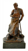 Hans Müller(1873-1937): Pihenő kovács pöröllyel . Bronz, jelzett, márvány talapzaton, m:19,5 cm