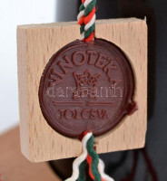Muzeális Tokaji aszó címke hiányában azonosítatlan évjáratból, de legkésőbb az 1960-as évekből. Díszcsomagolásban, tanúsítvánnyal
