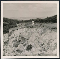 cca 1936 Kinszki Imre (1901-1945) budapesti fotóművész hagyatékából, jelzés nélküli vintage fotó (Kőbánya fölött, a Dunakanyarban), 5,9x5,9 cm