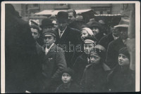 cca 1931 Kinszki Imre (1901-1945) budapesti fotóművész hagyatékából, a szerző által feliratozott vintage fotó (A búcsú publikuma), 12x18,3 cm