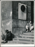 C. Kovács István (?-): Vasvári Pál és a lépcső, hátoldalon feliratozott fotó, 24×18 cm
