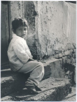 1981 Menesdorfer Lajos (1941-2005) budapesti fotóművész hagyatékából, feliratozott, vintage fotóművészeti alkotás (Szomorú reggel), 24x18 cm