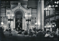 cca 1970 Budapest, a Dohány utcai zsinagóga belseje szertartás idején, szovjet fotós által készített fotó, hátoldalon feliratozva, jó állapotban, 20×28 cm
