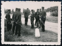 1936 Tiszti megbeszélés a debreceni Nagyerdő mellett, hátoldalon feliratozott fotó, 6,5×8,5 cm