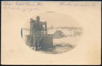 1916 Erdős Vilmos, a 307. honvéd gyalogezred főhadnagya harctéri szállásuk előtti kútnál, megírt, pecsételt fotólap, 9×13,5 cm