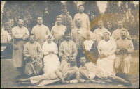 1915 I. világháborús tábori kórház, csoportkép katonákkal, nővérekkel és apácával, megírt fotólap Eugenia főnöknő által. Mattisz Pál fényképész, Keszthely, fotólapja, előhívás során keletkezett folttal, 9x14 cm