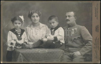 1915 Katona kitüntetésekkel családja körében, keményhátú fotó Kossak József budapesti  műterméből, 14×22 cm