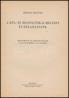 1952 A kül- és belpolitikai helyzet és feladataink. Beszámoló az országgyűlésen 1952. dec. 15-i ülésén. Bp., 1952., Szikra. Kiadói papírkötés, intézményi bélyegzővel.