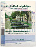 A hadtörténet szolgálatában. HM Hadtörténeti Intézet és Múzeum. Service of Hungarian Military History. MoD Military History Institute and Museum. Összeáll.: Eszes Boldizsár. Ford.: Eszes Boldizsár. Bp.,2008,Zrínyi. Angol és magyar