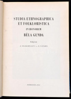 Gunda Béla: Műveltség és hagyomány - Studia ethnographica et flokloristica in honorem. Angol, francia és német nyelvű szövegekkel. Debrecen, 1971, Kossuth Lajos Tudományegyetem. Kiadói félvászon-kötés papírborítóban. Borító