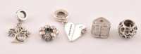 Ezüst(Ag) charm, 5 db, jelzéssel és jelzés nélkül, bruttó: 10,15 g