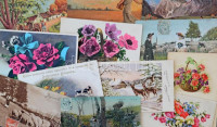 Kb. 2250 db főleg RÉGI motívum képeslap dobozban vegyes minőségben: sok művész és üdvözlő / Cca. 2250 mostly pre-1960 motive postcards in a box in mixed quality: many art and greeting