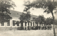 Baj, Iskola, gyerekek. Kiadja Lindenberg Adolf (EK)