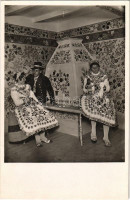 Virágos kemencénél. Kalocsai népviselet, magyar folklór / Hungarian folklore, traditional costumes