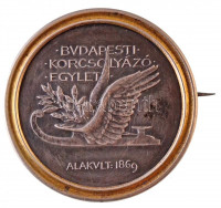 Beck Ötvös Fülöp (1873-1945) ~1930. 'Budapesti Korcsolyázó Egylet - Alakult 1869' ezüstözött Br jelvény, hátlapon 'BERÁN N BPEST' gyártói jelzéssel (32mm) T:1