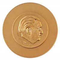 Ausztria DN 'Primarius Dr. Hans Krammer Präsident 1946-1969 / Erfindermesse Wien' aranyozott Br emlékérem, eredeti tokban. Szign.: Petrucci (70mm) T:1Austria ND 'Primarius Dr. Hans Krammer Präsident 1946-1969 / Erfindermesse Wien' gilt Br