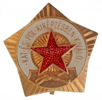 ~1970-1980. 'Katonai és Politikai Kiképzésben Kiváló' tiszti jelvény, aranyozott, műgyantás fém jelvény (40x40mm) T:1-