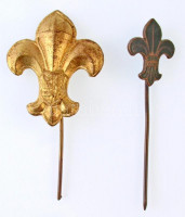 ~1935. 'Magyar Királyi Cserkészjelvény' zománcozott jelvény, zöld zománccal (15x12mm) + 1946. 'Köztársasági Cserkészjelvény' aranyozott Br jelvény (26x22mm) T:1-2