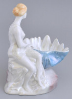 Porcelán hölgy szobor tálkával, kézzel festett, jelzés nélkül, alján 130-as formaszámmal (?), apró mázhibákkal, m: 25 cm, h. 20 cm