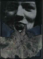 Méhes László (1944): Mosoly (Vámpir? női fej ruhával), 1980- as évek, papíron kollázs, szita, textil, tus, 42 x 31 cm