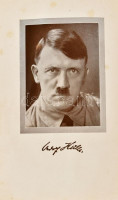 Adolf Hitler: Mein Kampf. Zwei Bände in einem Band. Ungekürzte Ausgabe. München, 1938, Zentralverlag der NSDAP, Frz. Eher Nachf,(München, J. G. Weiß'sche Buchdrukerei),1 t. (címkép)+XXVI+6+781+11 p. Német nyelven. Kiadói aranyozott, fekete