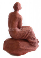 Tóth Valéria (1943- ): Anya gyermekével, terrakotta, jelzett, apró kopásokkal, m: 32 cm