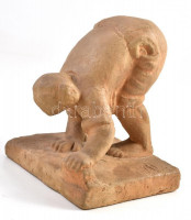 Medgyessy Ferenc (1881-1958): Súroló asszony. Terrakotta, jelzett  m: 19 cm