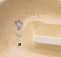 Lippelsdorf GDR porcelán rokokó lovashintó, kézzel festett, jelzett, kis kopásnyomokkal, 16,5x6x16 cm
