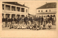 Eger, laktanya, katonák csoportképe (vágott / cut)
