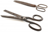 2db antik olló, az egyik jelzett, ROTH PESTEN, 1850 körül. Korának megfelelő állapotban. h: 28,5-31cm