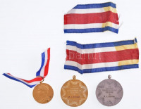 Franciaország 1954. 'Munkaügyi és Szociális Minisztérium Munkaügyi Érdemérme' aranyozott kitüntetés szalaggal, 'Mle G. Kernberger 1954' gravírozással + DN 'Ipari társadalmi kitüntetés' 2xklf fém kitüntetés, 'M. J. Schvab'