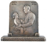 1957. Gyermekorvos emlékplakett talppal, asztali dísznek kialakítva, jubileumi '1937. X. 30. - 1957. X. 30.' gravírozással (93x104mm) T:2 hátoldalon ragasztónyom