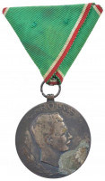 1918. 'Sebesültek Érme' Br kitüntetés, peremén 'WA 918' jelzéssel, nem saját mellszalagon Szign.:R. Placht (38mm) T:2- patinaHungary 1918. 'Wound Medal - Laeso Militi' Br decoration, with 'WA 918' mark on the edge, on not original ribbon.