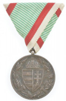 1929. 'Magyar Háborús emlékérem kardokkal, sisakkal' 'Pro Deo et Patria (Az Istenért és a Hazáért) 1914-1918' ezüstözött, jelzett Br emlékérem mellszalagon T:2 kopott ezüstözésHungary 1929. 'Hungarian Commemorative War Medal with