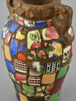Antik emlék váza, antik porcelán és kerámia elemekkel applikálva, jelzett: VA. Korának megfelelő állapotban, 1900 körül, m: 28,5 cm
