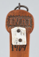 1909. Antik feszület. Porcelán korpusz, fa alapon, falra akasztható, Korának megfelelő kopásokkal és minimális lepattanásokkal, 32x15,5cm