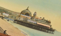 1910-20 körül Nizza üvegképes, faperemes, fémfüles tálca. Le Palais de la Jetee, Jetty Palace látképével díszítve. Kopásokkal, 18x45 cm