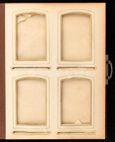 Szecesszió (Jugendstil) fényképalbum, bársony borítással, réz veretekkel, fém csattal, 1900 körül. Kopott, fotók nélkül, albumlapok sérültek. 25x19x4 cm