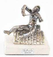 Fay Avishay izraeli 'Hegedűs a háztetőn' ezüstözött szobor gipsz talapzaton, feliratozva, m: 8,5 cm